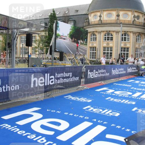 29.06.2025 - hella hamburg halbmarathon Michael Strokosch http://msf.ph/oto/8409910 29.06.2025 10:06:01 Ziel 24 meine-sportfotos.de