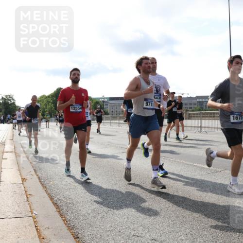 29.06.2025 - hella hamburg halbmarathon Lena Gebhardt http://msf.ph/oto/8409915 29.06.2025 09:50:08 Lombardsbrücke 7774, 12554, 9711, 543, 1254, 1675, 1343, 1445, 1615, 1675, 1688, 1800, 1803, 1975, 2324, 2415, 2568, 2573, 2826, 2949, 3282, 3332, 3431, 3530, 4303, 4318, 4398, 4425, 4528, 4823, 5248, 5409, 5436, 5791, 5803, 6123, 6682, 6704, 7495, 7774, 7796, 8370, 8450, 8465, 8629, 8925, 9017, 9264, 9265, 9294, 9296, 9302, 9365, 9686, 9711, 9979, 10680, 10894, 11765, 11767, 12292, 12327, 12540, 12554, 12839, 12895, 13141, 13457, 13725, 13800, 14077, 14204, 14374, 14560, 14688 meine-sportfotos.de