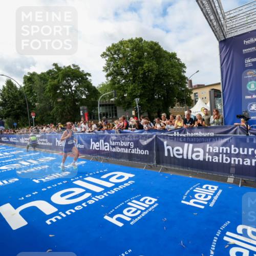 29.06.2025 - hella hamburg halbmarathon Zöllner http://msf.ph/oto/8409917 29.06.2025 10:20:01 Ziel 9255, 14188, 18848 meine-sportfotos.de