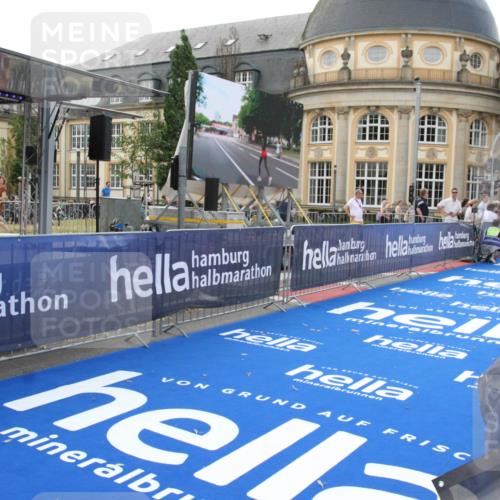 29.06.2025 - hella hamburg halbmarathon Michael Strokosch http://msf.ph/oto/8409921 29.06.2025 10:06:02 Ziel 24 meine-sportfotos.de
