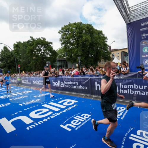 29.06.2025 - hella hamburg halbmarathon Zöllner http://msf.ph/oto/8409924 29.06.2025 10:44:30 Ziel 1057, 1902, 4310, 4691, 7191, 7322, 8928, 12327, 12554, 14464, 14667, 16803, 17729, 18765, 18806 meine-sportfotos.de
