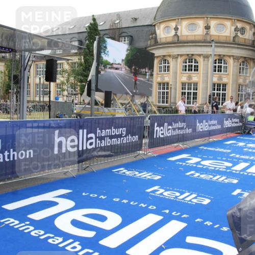 29.06.2025 - hella hamburg halbmarathon Michael Strokosch http://msf.ph/oto/8409928 29.06.2025 10:06:02 Ziel 24 meine-sportfotos.de