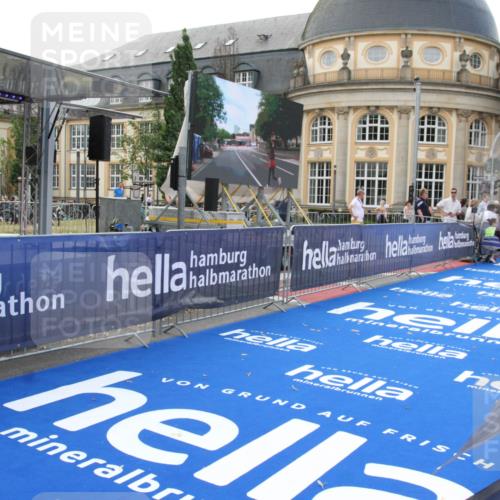 29.06.2025 - hella hamburg halbmarathon Michael Strokosch http://msf.ph/oto/8409936 29.06.2025 10:06:02 Ziel 24 meine-sportfotos.de