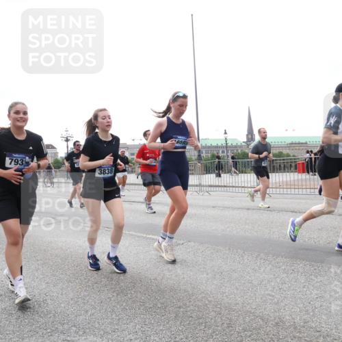 29.06.2025 - hella hamburg halbmarathon Lena Gebhardt http://msf.ph/oto/8409940 29.06.2025 10:50:56 Lombardsbrücke 30, 793, 3838, 65, 93, 1390, 1129, 1203, 1208, 1404, 1478, 1930, 2200, 2358, 2859, 3184, 3229, 3647, 3838, 3934, 4156, 4642, 4695, 4713, 4771, 4848, 4920, 4961, 5131, 5286, 5289, 5530, 6178, 7012, 7133, 7141, 7161, 7505, 7770, 7771, 7825, 7938, 8200, 8299, 8410, 8779, 8833, 8834, 8986, 9096, 9166, 9167, 9168, 9933, 10029, 10437, 10552, 10614, 10636, 10744, 11052, 11252, 11577, 12392, 12393, 14534, 15017, 15416 meine-sportfotos.de