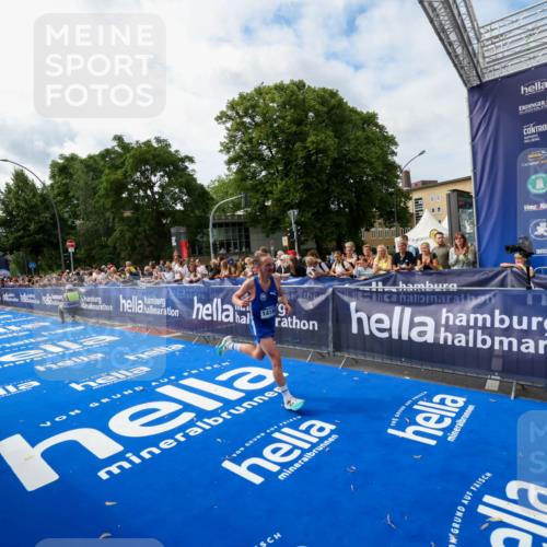 29.06.2025 - hella hamburg halbmarathon Zöllner http://msf.ph/oto/8409942 29.06.2025 10:20:02 Ziel 9255, 14188, 18848 meine-sportfotos.de