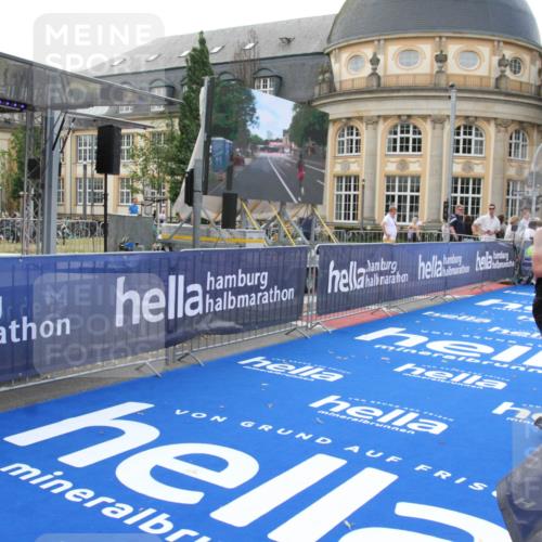 29.06.2025 - hella hamburg halbmarathon Michael Strokosch http://msf.ph/oto/8409944 29.06.2025 10:06:03 Ziel 24 meine-sportfotos.de
