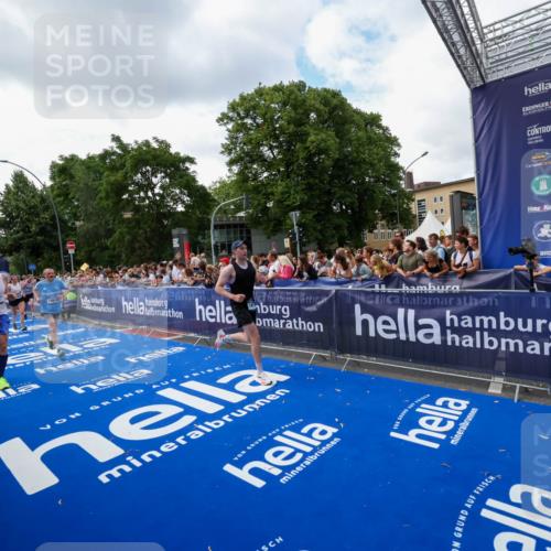 29.06.2025 - hella hamburg halbmarathon Zöllner http://msf.ph/oto/8409947 29.06.2025 10:44:30 Ziel 1057, 1902, 4310, 4691, 7191, 7322, 8928, 12327, 12554, 14464, 14667, 16803, 17729, 18765, 18806 meine-sportfotos.de