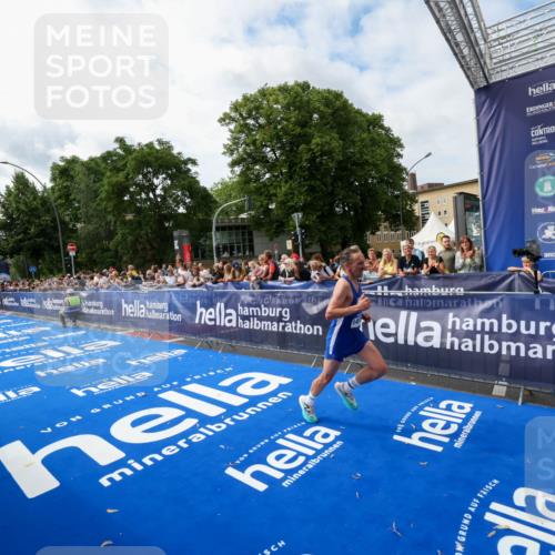29.06.2025 - hella hamburg halbmarathon Zöllner http://msf.ph/oto/8409952 29.06.2025 10:20:02 Ziel 9255, 14188, 18848 meine-sportfotos.de