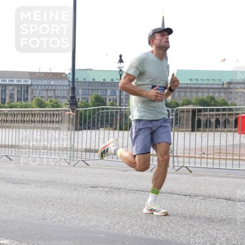 29.06.2025 - hella hamburg halbmarathon Lena Gebhardt http://msf.ph/oto/8409955 29.06.2025 09:38:25 Lombardsbrücke 3944, 4116, 11409, 11864 meine-sportfotos.de