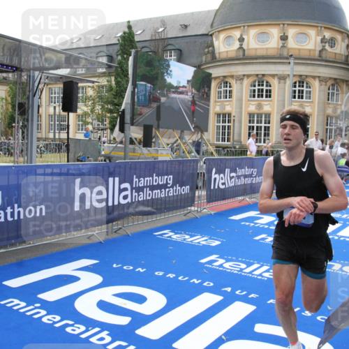29.06.2025 - hella hamburg halbmarathon Michael Strokosch http://msf.ph/oto/8409959 29.06.2025 10:06:03 Ziel 24 meine-sportfotos.de