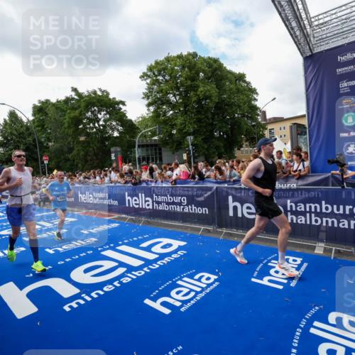 29.06.2025 - hella hamburg halbmarathon Zöllner http://msf.ph/oto/8409967 29.06.2025 10:44:31 Ziel 1057, 4310, 4691, 7322, 8928, 12327, 12554, 14464, 14667, 16803, 17097, 17729, 18765, 18806 meine-sportfotos.de