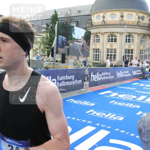 29.06.2025 - hella hamburg halbmarathon Michael Strokosch http://msf.ph/oto/8409970 29.06.2025 10:06:03 Ziel 24 meine-sportfotos.de
