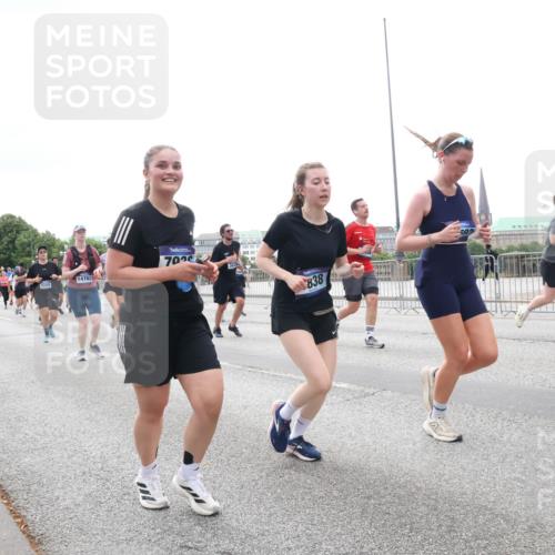 29.06.2025 - hella hamburg halbmarathon Lena Gebhardt http://msf.ph/oto/8409972 29.06.2025 10:50:57 Lombardsbrücke 1930, 22001, 14762, 702, 838, 1129, 1203, 1208, 1404, 1478, 1930, 2200, 2358, 2859, 3184, 3229, 3647, 3838, 3934, 4156, 4642, 4695, 4713, 4771, 4848, 4920, 4961, 5131, 5286, 5289, 5530, 6178, 7012, 7133, 7141, 7161, 7505, 7770, 7771, 7825, 7938, 8200, 8410, 8779, 8833, 8834, 8986, 9096, 9166, 9167, 9168, 9933, 10029, 10437, 10552, 10614, 10636, 10744, 11052, 11252, 11577, 12392, 12393, 14534, 15017, 15416 meine-sportfotos.de