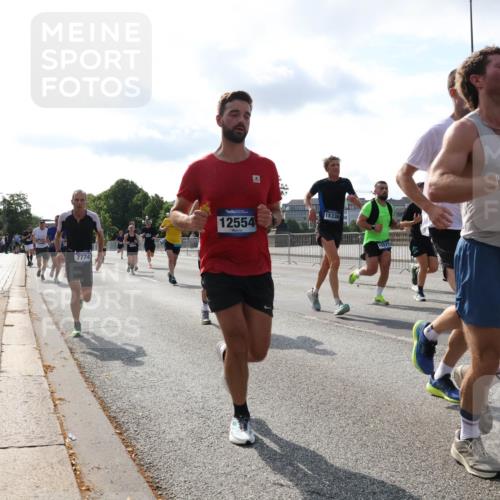 29.06.2025 - hella hamburg halbmarathon Lena Gebhardt http://msf.ph/oto/8409973 29.06.2025 09:50:09 Lombardsbrücke 7774, 12554, 15336, 9711, 1343, 1445, 1615, 1675, 1688, 1800, 1803, 1975, 2324, 2415, 2568, 2573, 2826, 2949, 3282, 3332, 3431, 3530, 4303, 4318, 4398, 4425, 4528, 4823, 5248, 5409, 5436, 5791, 5803, 6123, 6649, 6682, 6704, 7495, 7774, 7796, 8370, 8450, 8465, 8629, 8925, 9017, 9264, 9265, 9294, 9296, 9302, 9365, 9711, 9979, 10218, 10680, 10894, 11765, 11767, 12292, 12327, 12540, 12554, 12839, 12895, 13141, 13457, 13725, 13800, 14077, 14204, 14374, 14560, 14688 meine-sportfotos.de
