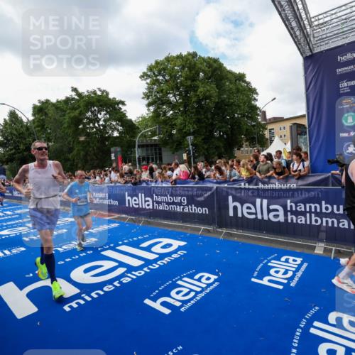29.06.2025 - hella hamburg halbmarathon Zöllner http://msf.ph/oto/8409976 29.06.2025 10:44:31 Ziel 1057, 4310, 4691, 7322, 8928, 12327, 12554, 14464, 14667, 16803, 17097, 17729, 18765, 18806 meine-sportfotos.de