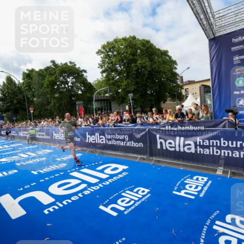 29.06.2025 - hella hamburg halbmarathon Zöllner http://msf.ph/oto/8409979 29.06.2025 10:20:05 Ziel 9255, 11829, 18848 meine-sportfotos.de