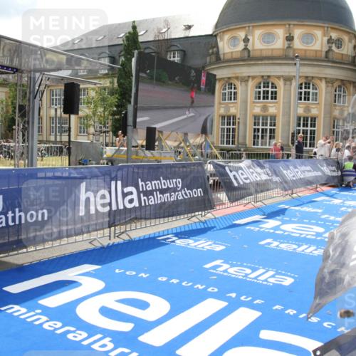 29.06.2025 - hella hamburg halbmarathon Michael Strokosch http://msf.ph/oto/8409980 29.06.2025 10:06:31 Ziel 14 meine-sportfotos.de