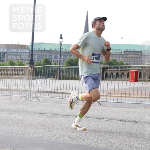 29.06.2025 - hella hamburg halbmarathon Lena Gebhardt http://msf.ph/oto/8409985 29.06.2025 09:38:26 Lombardsbrücke 1186, 4116, 11409, 11864 meine-sportfotos.de