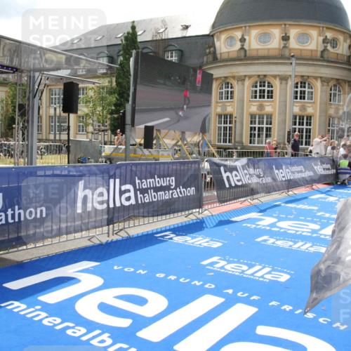 29.06.2025 - hella hamburg halbmarathon Michael Strokosch http://msf.ph/oto/8409990 29.06.2025 10:06:31 Ziel 14 meine-sportfotos.de