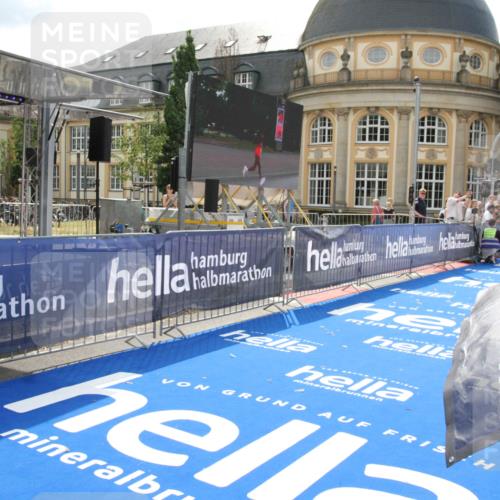 29.06.2025 - hella hamburg halbmarathon Michael Strokosch http://msf.ph/oto/8409994 29.06.2025 10:06:32 Ziel 14 meine-sportfotos.de