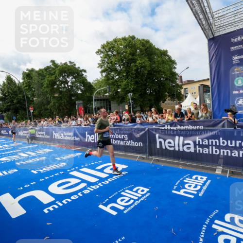 29.06.2025 - hella hamburg halbmarathon Zöllner http://msf.ph/oto/8410001 29.06.2025 10:20:05 Ziel 9255, 11829, 18848 meine-sportfotos.de