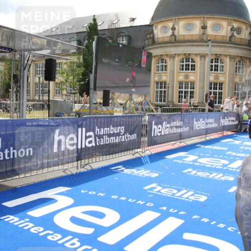 29.06.2025 - hella hamburg halbmarathon Michael Strokosch http://msf.ph/oto/8410005 29.06.2025 10:06:32 Ziel 14 meine-sportfotos.de