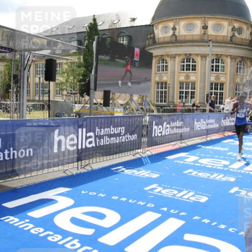 29.06.2025 - hella hamburg halbmarathon Michael Strokosch http://msf.ph/oto/8410012 29.06.2025 10:06:32 Ziel 14 meine-sportfotos.de