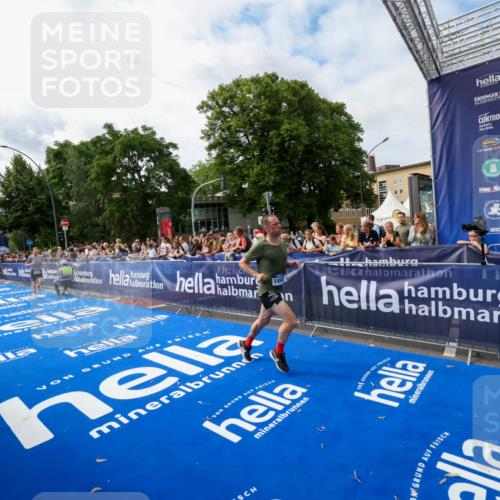 29.06.2025 - hella hamburg halbmarathon Zöllner http://msf.ph/oto/8410013 29.06.2025 10:20:05 Ziel 9255, 11829, 18848 meine-sportfotos.de