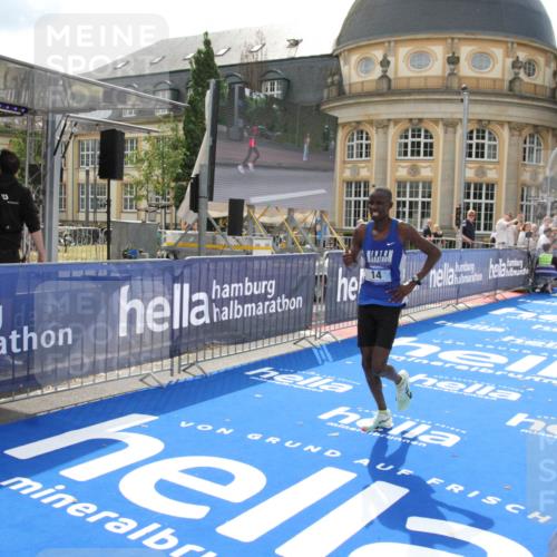 29.06.2025 - hella hamburg halbmarathon Michael Strokosch http://msf.ph/oto/8410023 29.06.2025 10:06:34 Ziel 14 meine-sportfotos.de
