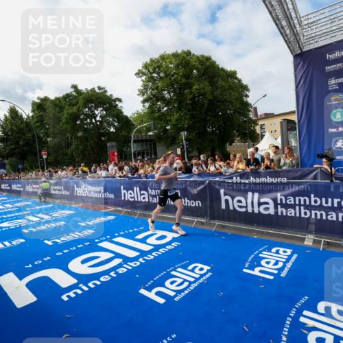 29.06.2025 - hella hamburg halbmarathon Zöllner http://msf.ph/oto/8410025 29.06.2025 10:20:07 Ziel 9255, 11829 meine-sportfotos.de