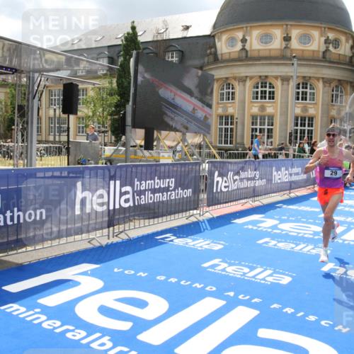 29.06.2025 - hella hamburg halbmarathon Michael Strokosch http://msf.ph/oto/8410036 29.06.2025 10:09:03 Ziel 29 meine-sportfotos.de