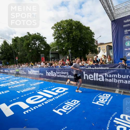 29.06.2025 - hella hamburg halbmarathon Zöllner http://msf.ph/oto/8410037 29.06.2025 10:20:08 Ziel 9255, 11829 meine-sportfotos.de