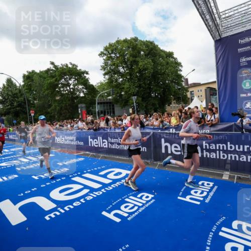 29.06.2025 - hella hamburg halbmarathon Zöllner http://msf.ph/oto/8410038 29.06.2025 10:44:33 Ziel 1057, 1468, 3305, 4310, 4691, 7322, 7710, 8928, 12327, 12554, 14464, 14667, 15862, 17097, 17729, 18765, 18806 meine-sportfotos.de