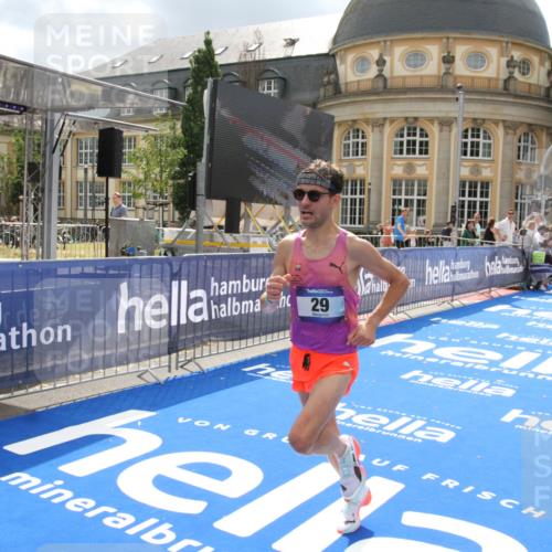 29.06.2025 - hella hamburg halbmarathon Michael Strokosch http://msf.ph/oto/8410046 29.06.2025 10:09:04 Ziel 29 meine-sportfotos.de