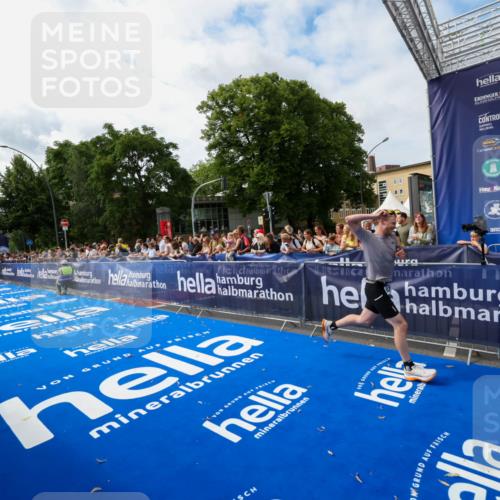 29.06.2025 - hella hamburg halbmarathon Zöllner http://msf.ph/oto/8410050 29.06.2025 10:20:08 Ziel 9255, 11829 meine-sportfotos.de