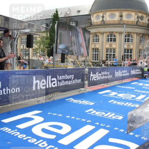 29.06.2025 - hella hamburg halbmarathon Michael Strokosch http://msf.ph/oto/8410051 29.06.2025 10:10:11 Ziel 48 meine-sportfotos.de