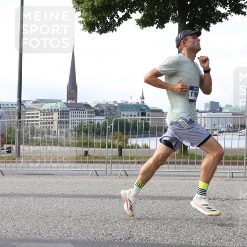 29.06.2025 - hella hamburg halbmarathon Lena Gebhardt http://msf.ph/oto/8410057 29.06.2025 09:38:26 Lombardsbrücke 1186, 4116, 11409, 11864 meine-sportfotos.de