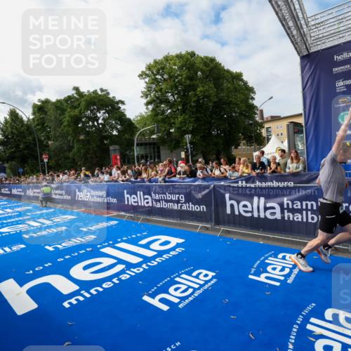 29.06.2025 - hella hamburg halbmarathon Zöllner http://msf.ph/oto/8410062 29.06.2025 10:20:08 Ziel 9255, 11829 meine-sportfotos.de