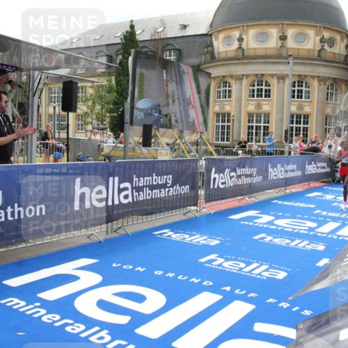 29.06.2025 - hella hamburg halbmarathon Michael Strokosch http://msf.ph/oto/8410063 29.06.2025 10:10:11 Ziel 48 meine-sportfotos.de