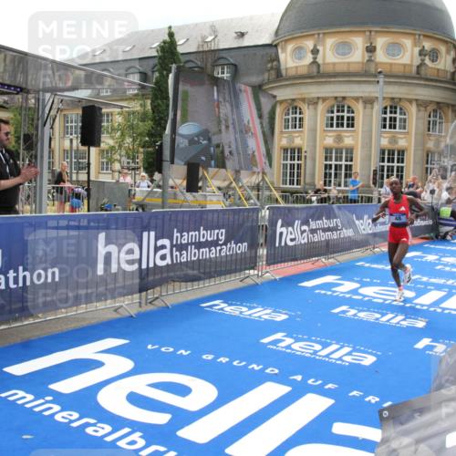 29.06.2025 - hella hamburg halbmarathon Michael Strokosch http://msf.ph/oto/8410069 29.06.2025 10:10:12 Ziel 48 meine-sportfotos.de