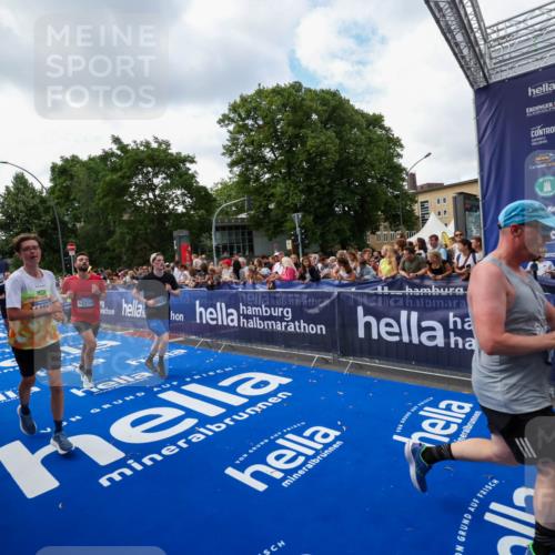 29.06.2025 - hella hamburg halbmarathon Zöllner http://msf.ph/oto/8410073 29.06.2025 10:44:35 Ziel 1057, 1468, 2365, 2402, 3305, 5476, 6495, 7322, 7710, 8928, 12554, 12711, 14351, 14464, 14667, 14798, 15862, 17097, 17729, 18539, 18765 meine-sportfotos.de