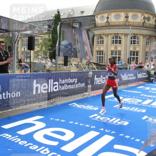 29.06.2025 - hella hamburg halbmarathon Michael Strokosch http://msf.ph/oto/8410079 29.06.2025 10:10:12 Ziel 48 meine-sportfotos.de