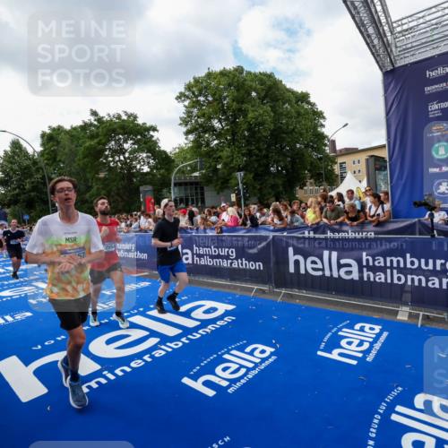 29.06.2025 - hella hamburg halbmarathon Zöllner http://msf.ph/oto/8410081 29.06.2025 10:44:35 Ziel 1057, 1468, 2365, 2402, 3305, 5476, 6495, 7322, 7710, 8928, 12554, 12711, 14351, 14464, 14667, 14798, 15862, 17097, 17729, 18539, 18765 meine-sportfotos.de
