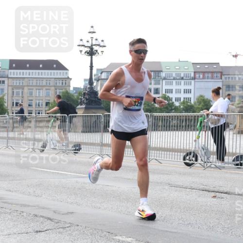 29.06.2025 - hella hamburg halbmarathon Lena Gebhardt http://msf.ph/oto/8410093 29.06.2025 09:38:56 Lombardsbrücke 329, 11409, 11864, 16529 meine-sportfotos.de