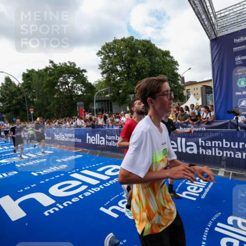 29.06.2025 - hella hamburg halbmarathon Zöllner http://msf.ph/oto/8410094 29.06.2025 10:44:36 Ziel 1468, 2365, 2402, 3305, 5476, 6495, 7322, 7710, 8928, 12554, 12711, 14351, 14464, 14667, 14798, 14816, 15862, 16224, 17097, 17729, 18539, 18560, 18765 meine-sportfotos.de