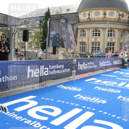 29.06.2025 - hella hamburg halbmarathon Michael Strokosch http://msf.ph/oto/8410097 29.06.2025 10:10:13 Ziel 48 meine-sportfotos.de