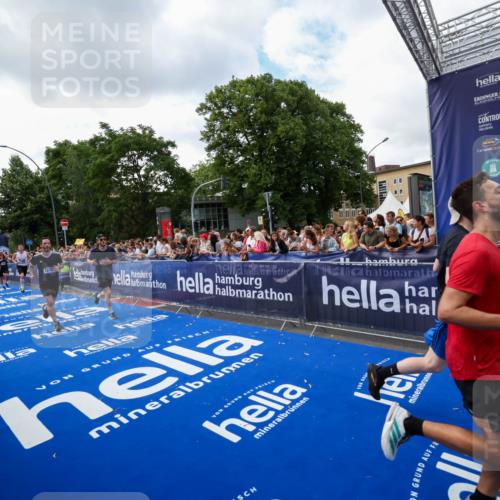 29.06.2025 - hella hamburg halbmarathon Zöllner http://msf.ph/oto/8410102 29.06.2025 10:44:36 Ziel 1468, 2365, 2402, 3305, 5476, 6495, 7322, 7710, 8928, 12554, 12711, 14351, 14464, 14667, 14798, 14816, 15862, 16224, 17097, 17729, 18539, 18560, 18765 meine-sportfotos.de