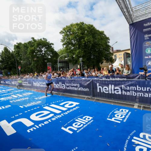 29.06.2025 - hella hamburg halbmarathon Zöllner http://msf.ph/oto/8410103 29.06.2025 10:20:11 Ziel 11829 meine-sportfotos.de
