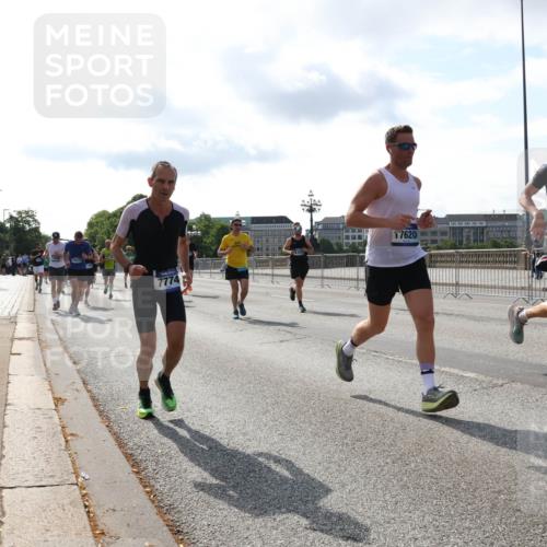 29.06.2025 - hella hamburg halbmarathon Lena Gebhardt http://msf.ph/oto/8410105 29.06.2025 09:50:10 Lombardsbrücke 7774, 17620, 15336, 5521, 1343, 1445, 1615, 1675, 1688, 1800, 1803, 1975, 2324, 2415, 2568, 2573, 2826, 2949, 3282, 3332, 3431, 3530, 4303, 4318, 4398, 4425, 4528, 4823, 5248, 5409, 5436, 5791, 5803, 6123, 6649, 6682, 6704, 7495, 7774, 7796, 8370, 8450, 8629, 8925, 9017, 9264, 9265, 9294, 9296, 9302, 9365, 9711, 9979, 10218, 10680, 10894, 11765, 11767, 12292, 12327, 12540, 12554, 12839, 12895, 13141, 13457, 13725, 13800, 14077, 14204, 14374, 14560, 14688 meine-sportfotos.de