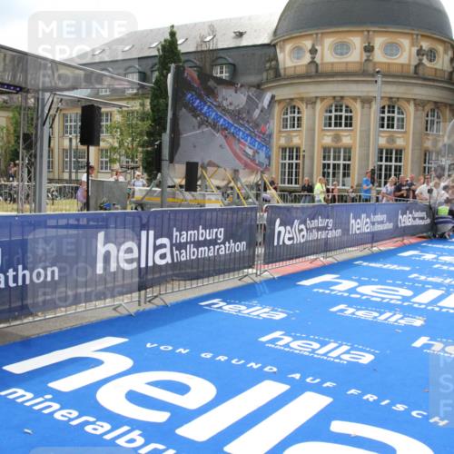 29.06.2025 - hella hamburg halbmarathon Michael Strokosch http://msf.ph/oto/8410107 29.06.2025 10:10:38 Ziel 43 meine-sportfotos.de